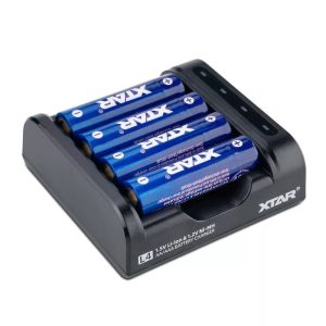 XTAR L4 TÖLTŐ 1,5 V-os  Li-Ion AA /AAA  akkuhoz + 4db 2500mAh AA 1,5V-OS AKKU